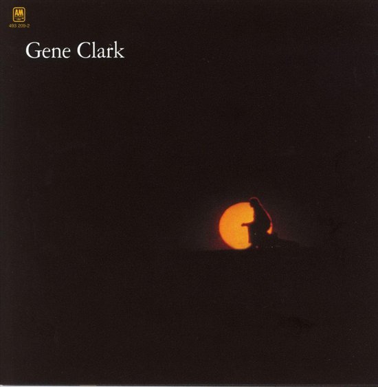 Silhouet van een persoon op een heuvel tegen een feloranje zonsondergang. Gene Clark staat in witte letters.