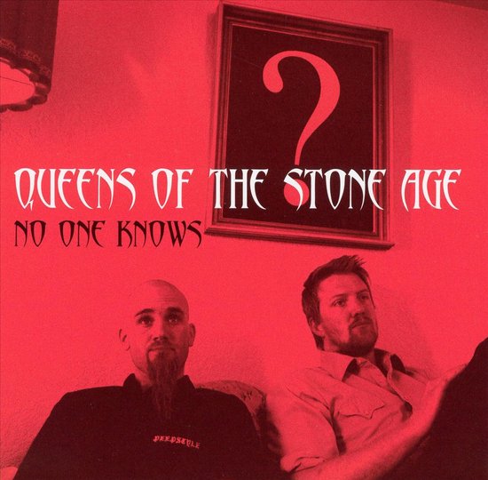 Queens Of The Stone Age avec le texte "No One Knows", deux hommes sur un canapé et un point d'interrogation au-dessus de leurs têtes.