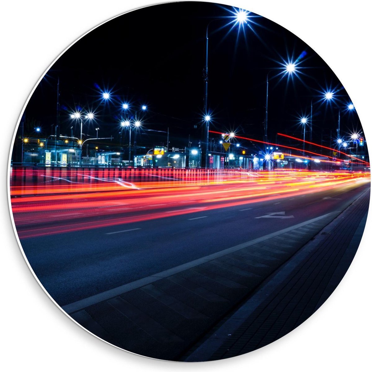 Forex Wandcirkel - Weg door Stad in de Nacht - 30x30cm Foto op Wandcirkel (met ophangsysteem)