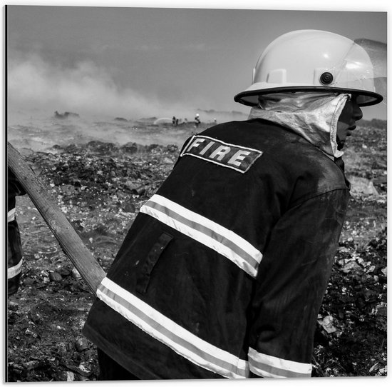 Dibond - Brandweer Mannen in Actie  - 50x50cm Foto op Aluminium (Wanddecoratie van metaal)