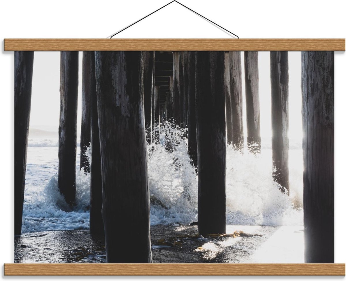 Schoolplaat – Palen van een Pier in het Water - 60x40cm Foto op Textielposter (Wanddecorat