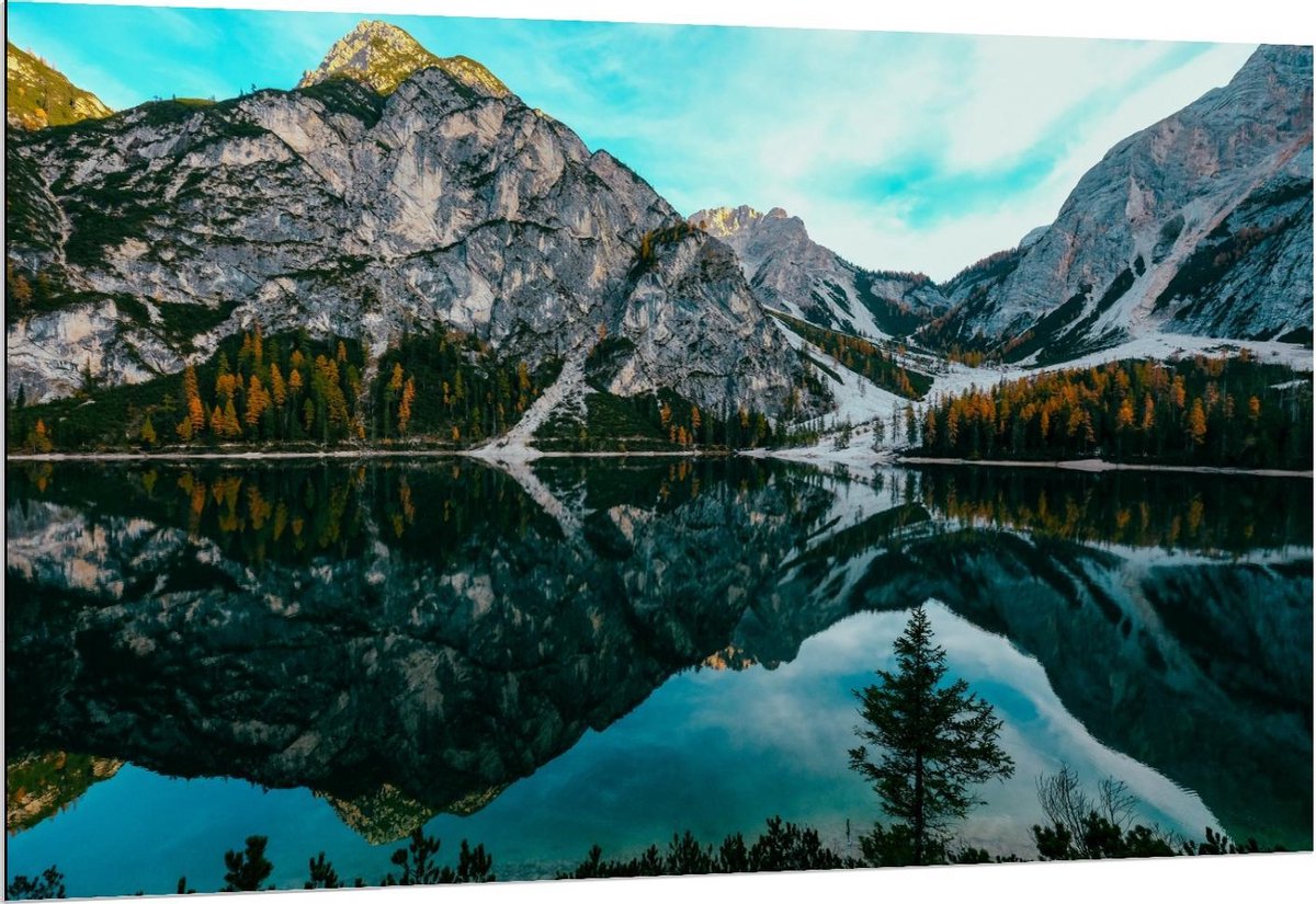 KuijsFotoprint Dibond - Weerspiegelend Water bij Bergen - 150x100cm Foto op Aluminium (Wanddecoratie van metaal) Blauw