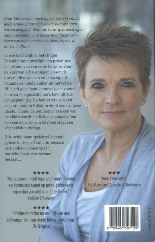 Close-up van het gezicht van een vrouw met kort bruin haar, blauwe ogen, glimlachend, in een lichtblauwe jas.