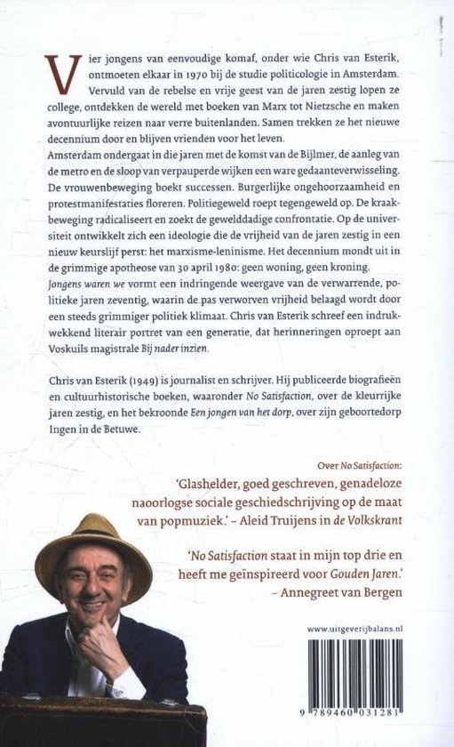 Achterkant boek 'Jongens waren we' met tekst en een foto van Chris van Esterik met hoed.