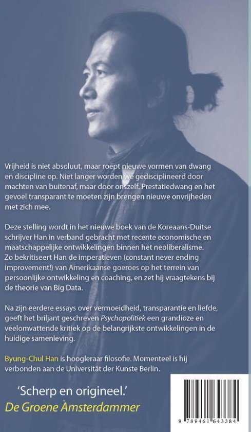Portret van Byung-Chul Han, kijkend naar links, met zijn haar in een knot. De achtergrond is blauw met tekst.