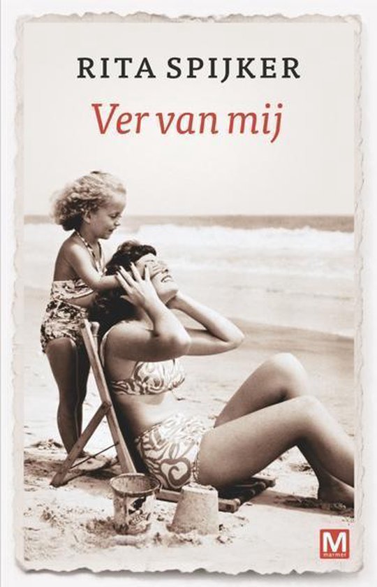 Boek 'Ver van mij' met een zwart-wit foto van een moeder en dochter op het strand.