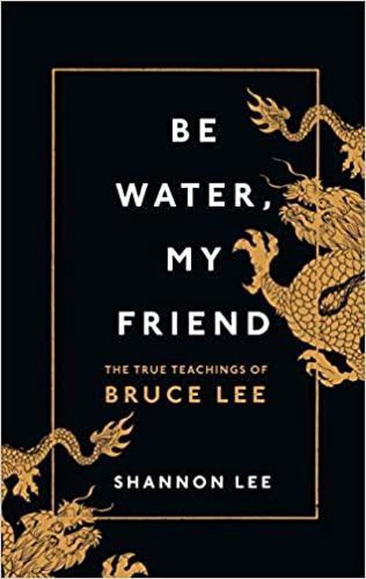Boek met de titel 'Be Water, My Friend'. Zwarte kaft met gouden draken en tekst.