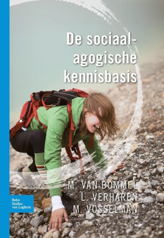 Een vrouw met een groene jas klimt op een rotsachtig terrein. Titel 'De sociaal-agogische kennisbasis'.