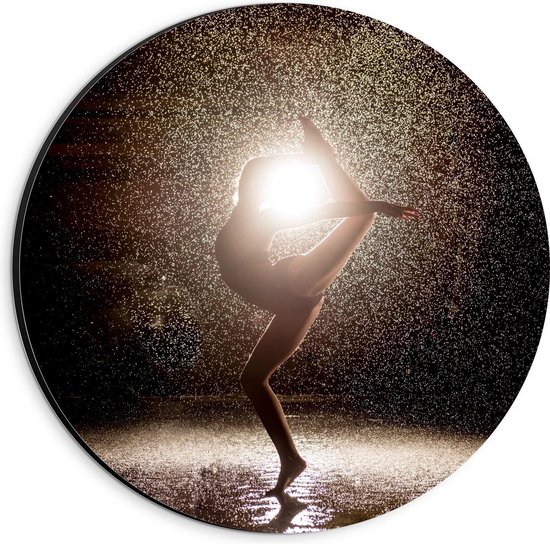 Dibond Wandcirkel - Ballet Meisje in de Regen - 20x20cm Foto op Aluminium Wandcirkel (met ophangsysteem)