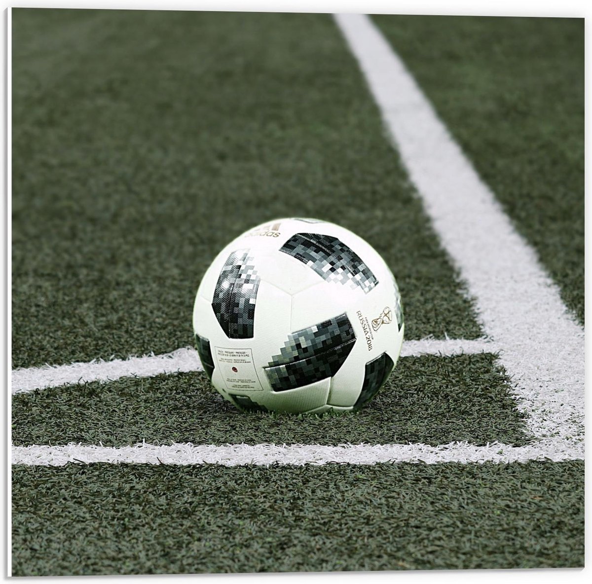 Forex - Voetbal in de Hoek van het Veld - 50x50cm Foto op Forex