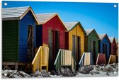 Tuinposter – Gekleurde Huisjes op Strand - 90x60cm Foto op Tuinposter  (wanddecoratie voor buiten en binnen)