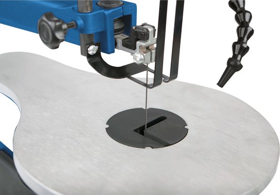 Gedetailleerde close-up van het zaagmechanisme en de werktafel van een blauwe figuurzaagmachine.