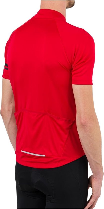 Achterkant van een rood fietsshirt met logo op de mouw en drie zakken op de achterkant.
