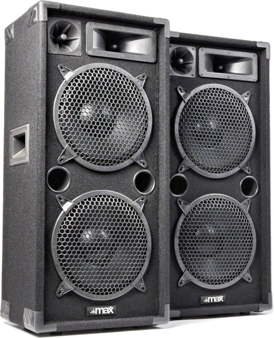 Twee MAX disco luidsprekers, elk met twee 10-inch woofers en tweeters. De luidsprekers zijn zwart met metalen roosters.