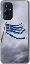 Geschikt voor OnePlus 9 hoesje - Versnipperde Griekse vlag waait in een sterke wind - Siliconen Telefoonhoesje