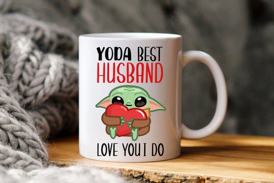 Witte mok met de tekst "YODA BEST HUSBAND LOVE YOU I DO" en een afbeelding van Grogu die een hart vasthoudt.