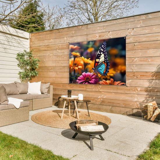 Tuinposter vlinder - Tuindecoratie - Vlinder op bloemen - 120x80 cm - Poster voor in de tuin - Buiten decoratie - Schutting tuinschilderij - Tuindoek muurdecoratie - Wanddecoratie balkondoek