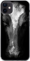 Geschikt voor iPhone 12 mini hoesje - Portretfoto koe op zwarte achtergrond in zwart-wit - Siliconen Telefoonhoesje