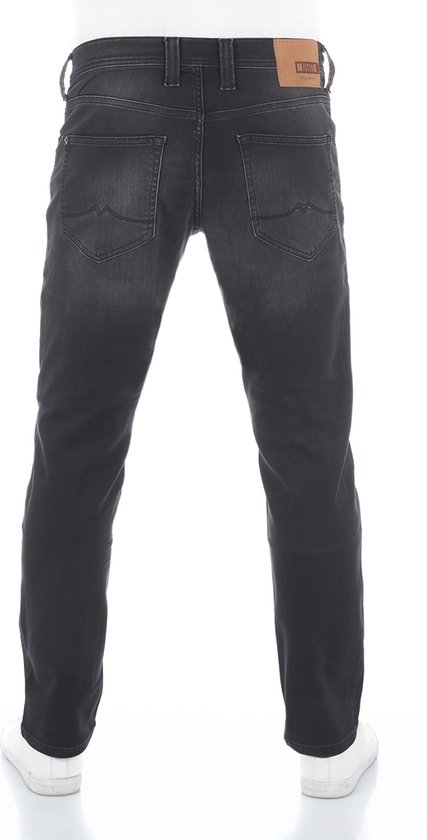 Achterkant van donkergrijze tapered fit jeans van Mustang met merklogo.