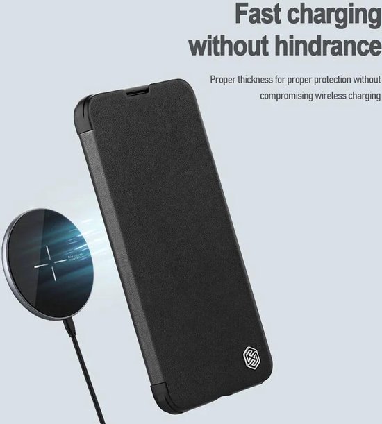 Nillkin Qin Pro Étui en tissu pour Apple iPhone 15 Pro – Book Case avec curseur d'appareil photo – Espace pour deux cartes Blauw