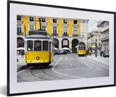 Photo encadrée - Les deux tramways jaunes au centre de Lisbonne Cadre photo noir avec passe-partout blanc, moyen 60x40 cm - Affiche encadrée (Décoration murale salon / chambre)