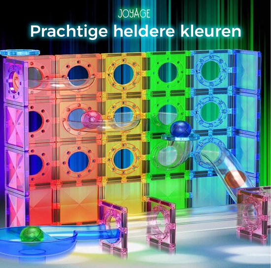 Een magnetische knikkerbaan opgebouwd uit heldere, veelkleurige tegels in regenboogkleuren, met ballen die door de structuur rollen.