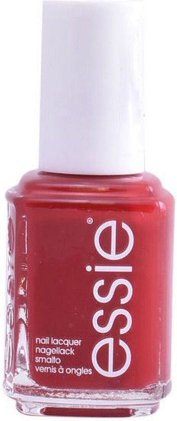 Essie nagellakflesje met rode nagellak en een wit dopje. Tekst op het flesje: 'nail lacquer nagellack smalto vernis à ongles'.