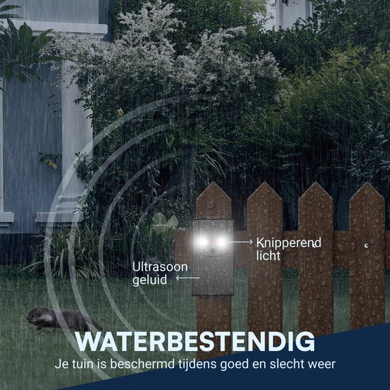 Zwarte marterverjager op een houten schutting tijdens regen. Tekst 'WATERBESTENDIG'. Ultrasoon geluid en knipperend licht worden getoond.