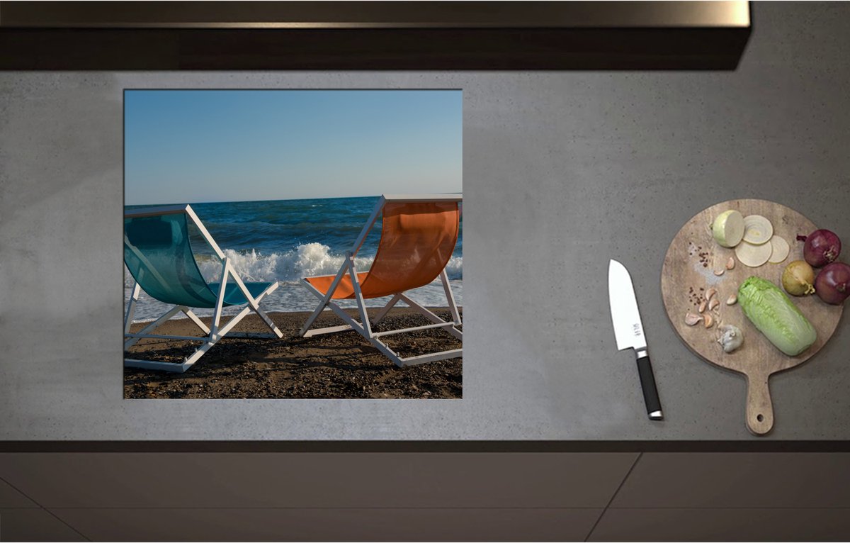Inductieplaat Beschermer - Blauw en Oranje Kuipstoeltje op het Strand aan de Kust - 60x55 cm - 2 mm Dik - Inductie Beschermer - Bescherming Inductiekookplaat - Kookplaat Beschermer van Wit Vinyl