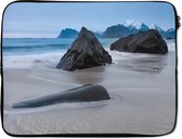 Laptophoes 17 inch 41x32 cm - Strand en zee - Macbook & Laptop sleeve Zandstrand - Laptop hoes met foto