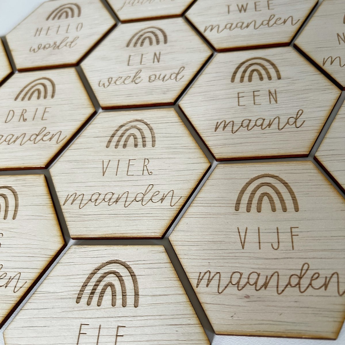 Goedkoopste Laserliefde - houten mijlpaalkaarten - set regenboog zeshoek - 14 stuks - mijlpaalschijven hout hexagon baby - babyshower cadeau - kraamcadeau jongen of meisje - foto aankondiging geboorte - inclusief opbergzakje - fotoherinnering - geboortecadeau