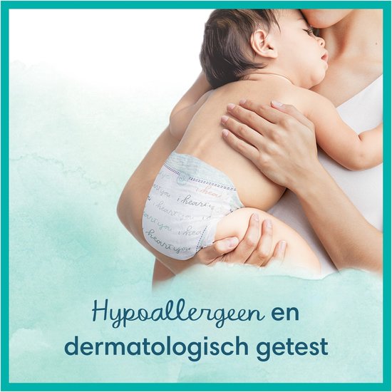 Bébé dort dans les bras d'un parent. Le texte 'I heart you' est sur la couche. Texte 'Hypoallergénique et testé dermatologiquement'.