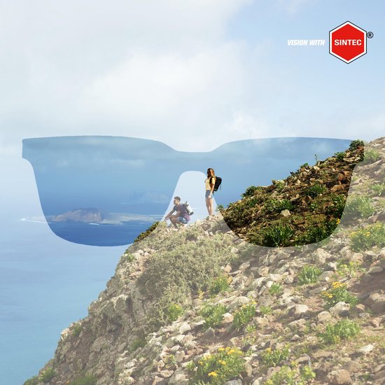 Advertentie met twee wandelaars op een rotsachtige berg, weergegeven in een zonnebrilmontuur met het SINTEC® logo.