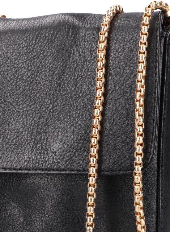 Detail van een zwarte, verticale lederen tas met een klep en een gouden schakelketting.