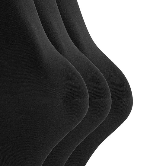 Drie zwarte sokken, close-up van de hiel, met subtiele ribbels.