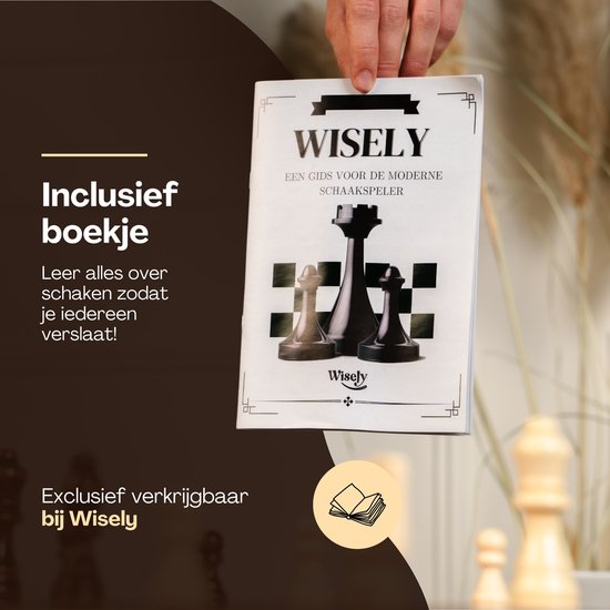 Een hand houdt een schaakboekje 'Wisely' vast, met de tekst 'Een gids voor de moderne schaker'.