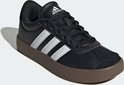 Zwarte kindersneaker van adidas, detail van de voorkant met witte strepen en bruine zool.