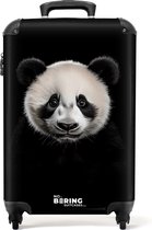 NoBoringSuitcases.com® - Handbagage koffer lichtgewicht - Reiskoffer trolley - Pandabeer portret op zwarte achtergrond - Rolkoffer met wieltjes - Past binnen 55x40x20 en 55x35x25