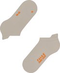 Lichtbeige Falke sokken met oranje 'FALKE COOL KICK' en maatindicatie.