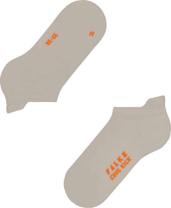 Lichtbeige Falke sokken met oranje 'FALKE COOL KICK' en maatindicatie.