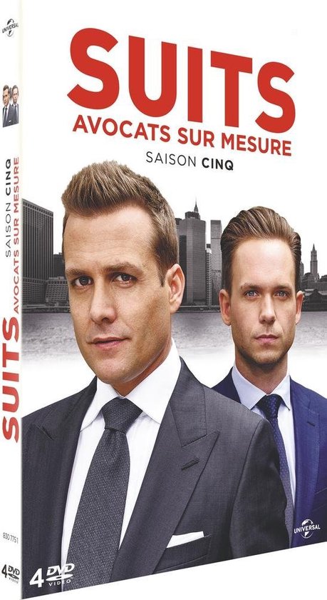 Twee mannen in pak met de tekst 'SUITS AVOCATS SUR MESURE SAISON CINQ'.