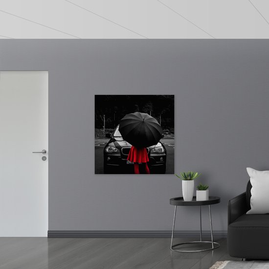 WallClassics - Drapeau - Femme en Rouge par Voiture Noire avec Parapluie - Photo 100x100 cm sur Drapeau Polyester