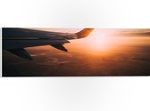WallClassics - PVC Schuimplaat- Vliegtuigvleugel met Zonsondergang - 60x20 cm Foto op PVC Schuimplaat