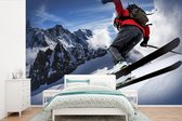 Behang - Fotobehang Een skiër maakt een bocht op de Mont Blanc - Breedte 450 cm x hoogte 300 cm