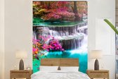 Behang - Fotobehang Waterval - Zon - Bomen - Regenboog - Natuur - Breedte 225 cm x hoogte 350 cm