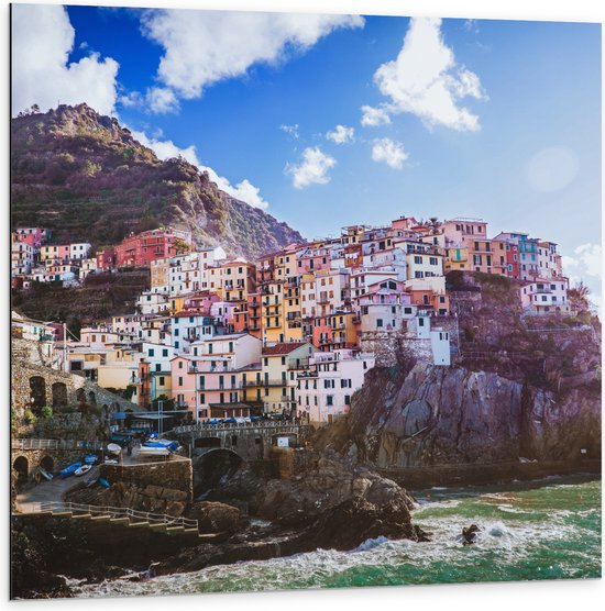 Dibond - Gekleurden Huizen op Bergen - Italië - 100x100 cm Foto op Aluminium (Wanddecoratie van metaal)