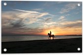 Tuinposter – Paardrijden op het Strand met Zonsondergang - 60x40 cm Foto op Tuinposter (wanddecoratie voor buiten en binnen)
