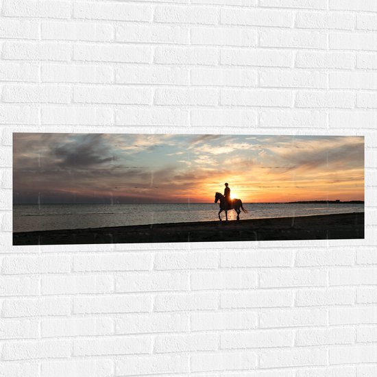 Muursticker - Paardrijden op het Strand met Zonsondergang - 120x40 cm Foto op Muursticker
