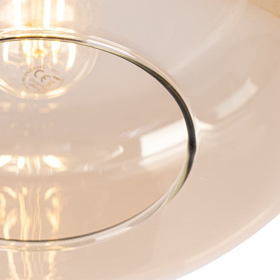 Detail van de amberkleurige glazen rand van een plafondlamp.