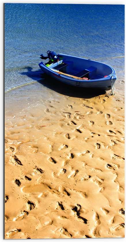 WallClassics - Dibond - Voetstappen in het Zand bij Blauwe Boot aan het Water - 50x100 cm Foto op Aluminium (Wanddecoratie van metaal)